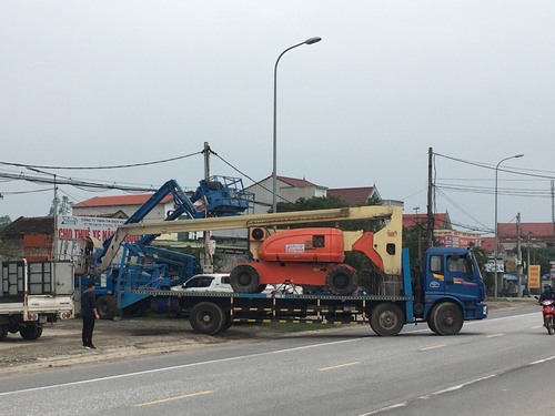 Xe nâng người tại khu công nghiệp WHA Nghệ An