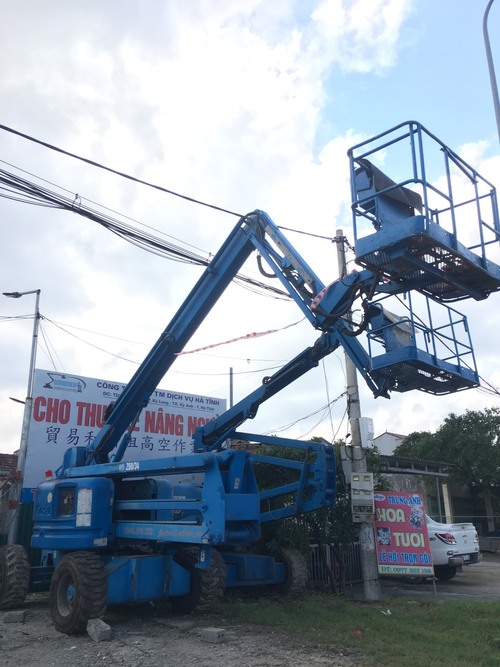 Xe nâng người làm việc trên cao tại Khu Công Nghiệp WHA Nghệ An